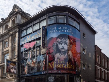 LONDON, İngiltere - 11 Ekim 2015: Shaftesbury Caddesi 'ndeki Sondheim Tiyatrosu' nda Les Miserables müzikali için reklam posterleri 