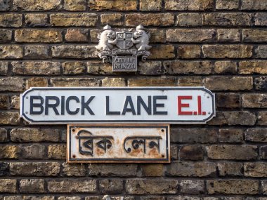 LONDON, İngiltere - 11 Ekim 2015: İngilizce ve Bengalce Brick Lane için iki dilli sokak tabelası