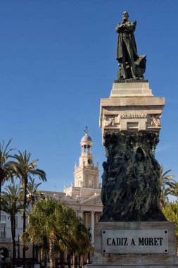 CADIZ, İspanya - 14 Mart 2016: San Juan Plaza 'da Cadiz' li siyasetçi Segismundo Moret 'in Heykeli 