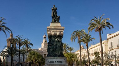 CADIZ, İspanya - 14 Mart 2016: San Juan Plaza 'da Cadiz' li siyasetçi Segismundo Moret 'in Heykeli