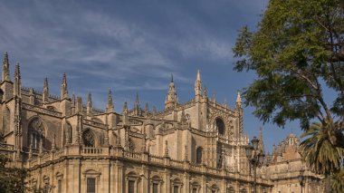 SEVILLE, İspanya - 14 Mart 2016: Saint Mary of the See Katedrali 'nin dış görünüşü