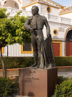 SEVILLE, İspanya - 14 Mart 2016: Matador Pepe Luis Vazquez 'in Bullring' deki heykeli 