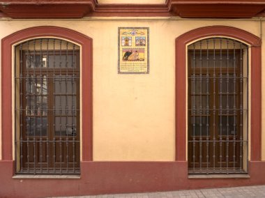 SEVILLE, SPAIN - 14 Mart 2016: Butik La Folie 'nin seramik fayans anısına Boğa güreşçisi Antonio Ordonez Araujo' ya dış görünüşü