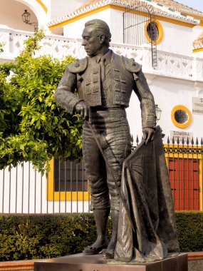 SEVILLE, İspanya - 14 Mart 2016: Matador Pepe Luis Vazquez 'in Bullring' deki anısına dikilen heykel