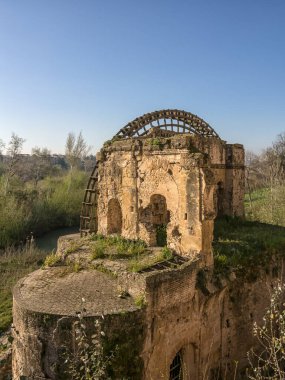 CORDOBA, İspanya - 12 Mart 2016 Guadalquivir Nehri üzerindeki Moorish su çarkının kopyası