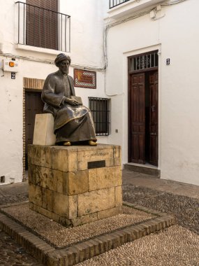 CORDOBA, İspanya - 12 Mart 2016: Eski Şehrin Yahudi Mahallesi 'nde Yahudi filozof Ben Maimonides' in heykeli