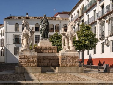 CORDOBA, İspanya - 12 Mart 2016: Plaza del Conde de Priego 'nun manzarası ve matador Manolete anıtı