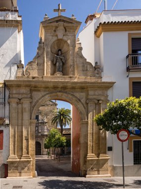 CORDOBA, İspanya - 12 Mart 2016: San Francisco ve San Eulogio Kilisesi 'ne giden süslü kemer