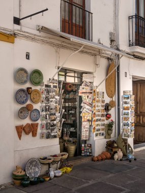 CORDOBA, İspanya - 12 Mart 2016: Güzel tütüncü ve hediyelik eşya dükkanının dış görünüşü 