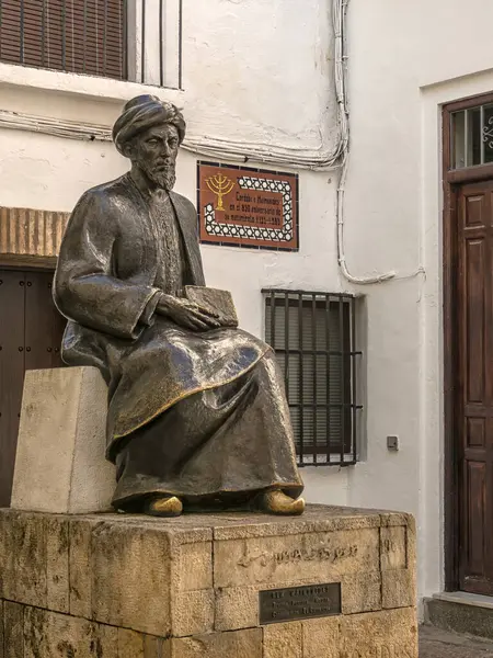 CORDOBA, İspanya - 12 Mart 2016: Eski Şehrin Yahudi Mahallesi 'nde Yahudi filozof Ben Maimonides' in heykeli
