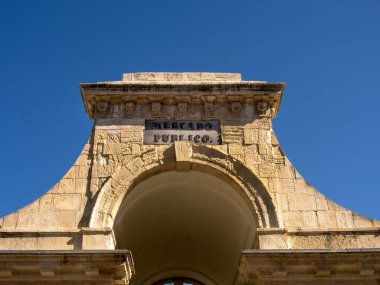 CADIZ, SPAIN - 13 Mart 2016: Merkez Pazar 'da eski taş kemer (Mercado Publico) tabelası
