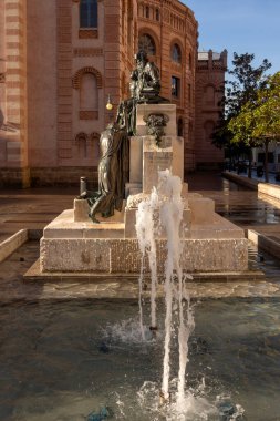 CADIZ, İspanya - 13 Mart 2016: Doktor Cayetano del Toro 'nun Plaza Fragela' daki Tıp Fakültesi 'nin dışındaki anısına dikilen heykel 