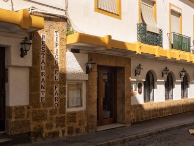 CADIZ, İspanya - 13 Mart 2016: Calle San Felix 'teki El Faro Restoranı' nın dış görünümü