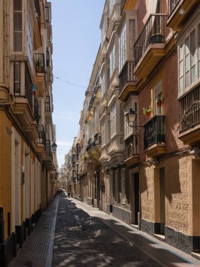 CADIZ, İspanya - 13 Mart 2016: Eski Şehir 'de Dar Sokak