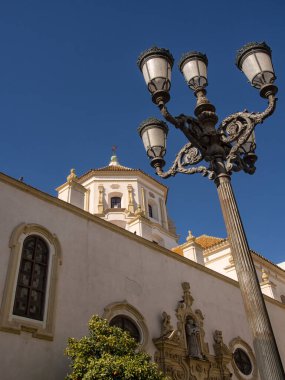 CADIZ, İspanya - 13 Mart 2016: San Francisco Plaza 'daki Convento de San Francisco Manastırı' nın yanındaki klasik sokak lambası