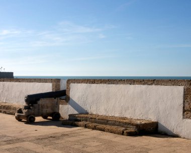 CADIZ, SPAIN - 13 Mart 2016: San Carlos Duvarları 'ndaki eski donanma silahı