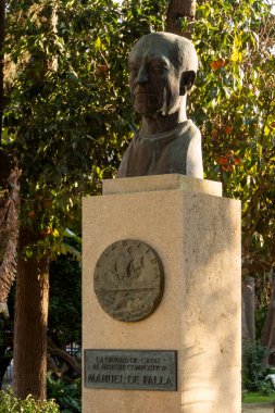 CADIZ, İspanya - 13 Mart 2016: Halka açık bir bahçede Manuel de Falla 'nın Anıt Baskını