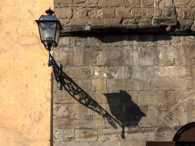 Yaşlı Fener Lambası Eski taş duvarda gölgesi