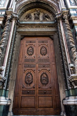 FLORENCE, ITALY - 06 AĞUSTOS 2015: Çiçek Katedrali Aziz Mary 'nin dış görünüşü üzerine ahşap kapılar (Cattedrale di Santa Maria del Fiore) 