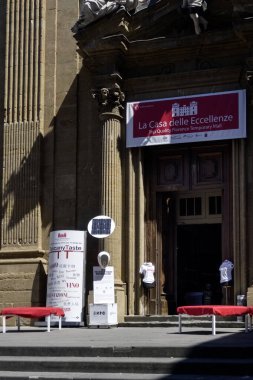 FLORENCE, ITALY - AUGust 06, 2015: Mükemmellik Evi 'nin Dış Görünümü (Casa delle Eccellenze) geçici alışveriş merkezi sponsorluğunda eski Floransa Mahkemesi kompleksi