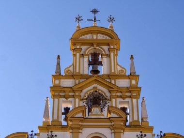 SEVILLE, İspanya - 16 Mart 2016: Bazilika de la Macarena Kilisesi 'nin çan kulesinin dış görünüşü