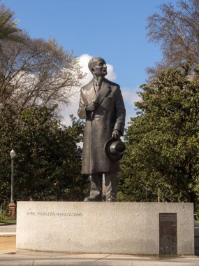 SEVILLE, İspanya - 16 Mart 2016 Plaza de Espana 'daki Anibal Gonzalez Alvarez-Ossorio anıtı 
