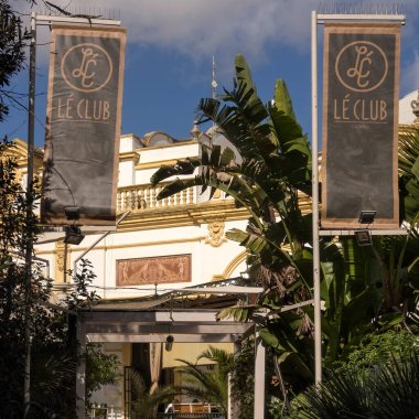 SEVILLE, İspanya - 16 Mart 2016: Le Club Casino 'nun tabelalı dış görünümü