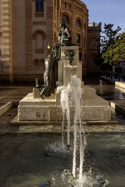 CADIZ, İspanya - 13 Mart 2016: Doktor Cayetano del Toro 'nun Plaza Fragela' daki Tıp Fakültesi 'nin dışındaki anısına dikilen heykel 