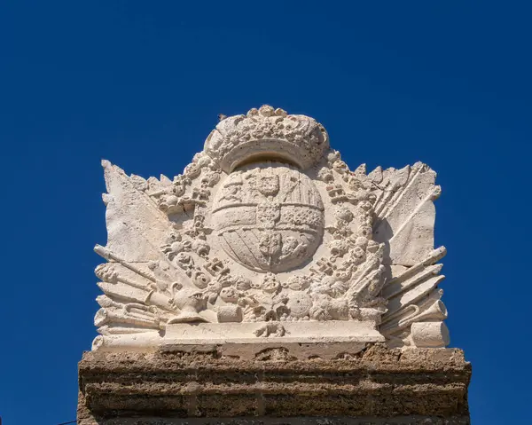 CADIZ, İspanya - 13 Mart 2016: San Sebastian Kalesi girişinin üzerine amblem kazınmış