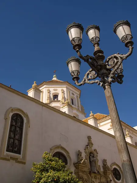 CADIZ, İspanya - 13 Mart 2016: San Francisco Plaza 'daki Convento de San Francisco Manastırı' nın yanındaki klasik sokak lambası