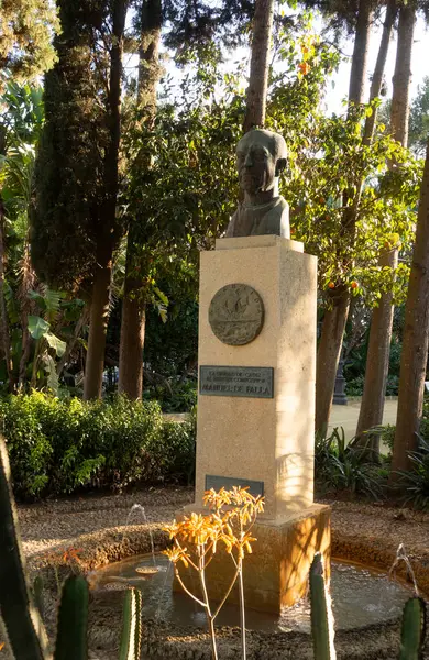CADIZ, İspanya - 13 Mart 2016: Halka açık bir bahçede Manuel de Falla 'nın Anıt Baskını