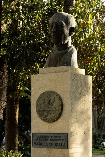 CADIZ, İspanya - 13 Mart 2016: Halka açık bir bahçede Manuel de Falla 'nın Anıt Baskını