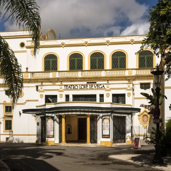 SEVILLE, İspanya - 16 Mart 2016: Lope de Vega Tiyatrosu 'nun ön cephesinin dış görünüşü 