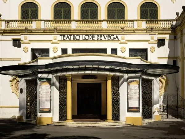 SEVILLE, İspanya - 16 Mart 2016: Lope de Vega Tiyatrosu 'nun ön cephesinin dış görünüşü 