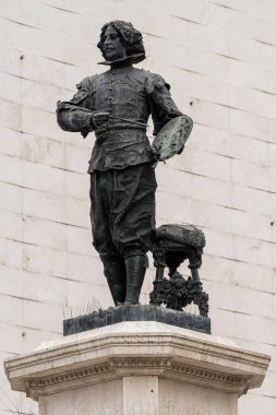SEVILLE, İspanya - 15 Mart 2016: İspanyol sanatçı Diego Velazquez 'in Plaza del Duque de la Victoria' daki heykeli 