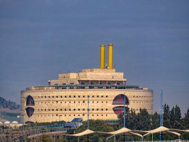 SEVILLE, İspanya - 15 Mart 2016: Torre Triana - Endülüs hükümetinin modern yönetim binası Guadalquivir nehri üzerindeki bir köprünün üzerinde görüldü