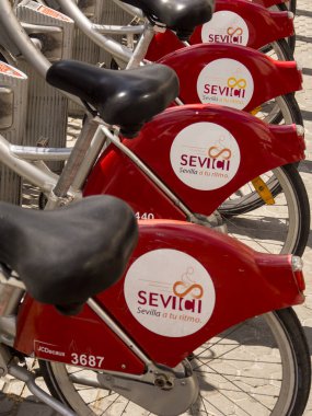 SEVILLE, SPAIN - 14 Mart 2016: Belediye Bisiklet Kiralama İstasyonu 'nda servis bisikletlerinin kapatılması