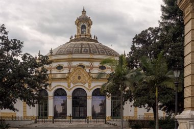 SEVILLE, İspanya - 15 Mart 2016: Avenida de Mara Luisa 'daki Lope de Vega Tiyatrosu' nun (Teatro Lope de Vega) dış görünüşü