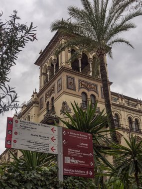 SEVILLE, İspanya - 15 Mart 2016: Arka planda Calle San Fernando 'da Otel Alfonso XIII ile turist yönetimi tabelası