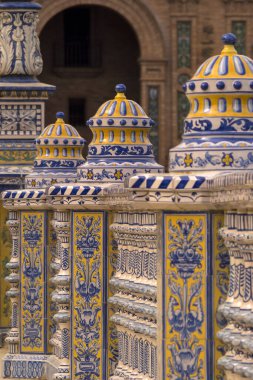 SEVILLE, SPAIN - 15 Mart 2016: Plaza de Espana 'da rengarenk fayanslı balustrade