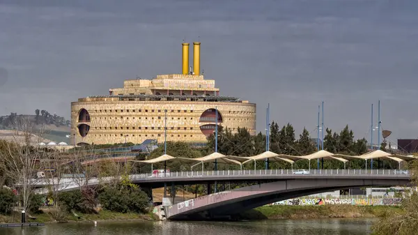 SEVILLE, İspanya - 15 Mart 2016: Torre Triana - Endülüs hükümetinin modern yönetim binası Guadalquivir nehri üzerindeki bir köprünün üzerinde görüldü