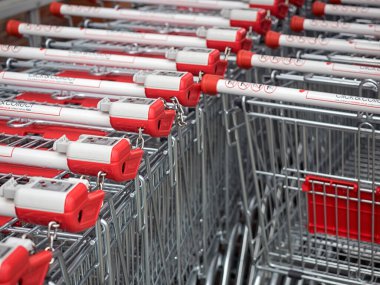 GÜNEY-ON-SEA, ESSEX - 25 EKİM 2017: Bir süpermarketin önünde dizilmiş yük arabaları