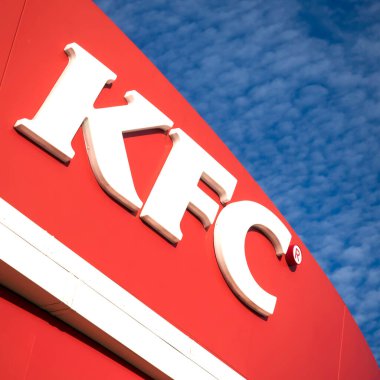 SOUTHEND-ON-SEA, ESSEX - 25 Ekim 2017: Sutton Yolu 'ndaki KFC Restoranı' nın önünde logo işareti