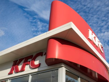 SOUTHEND-ON-SEA, ESSEX - 25 Ekim 2017: Sutton Yolu 'ndaki KFC Restoranı' nın önünde logo işareti