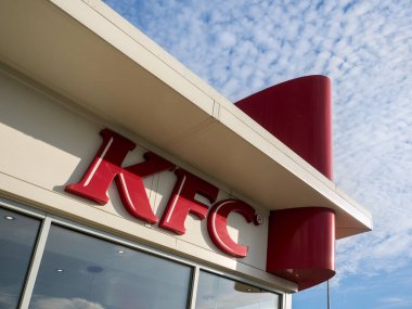 SOUTHEND-ON-SEA, ESSEX - 25 Ekim 2017: Sutton Yolu 'ndaki KFC Restoranı' nın önünde logo işareti