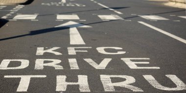 SETHEND-ON-SEA, ESSEX, İngiltere - 25 Ekim 2017: KFC sürücüsü Thru için yolu imzalayın