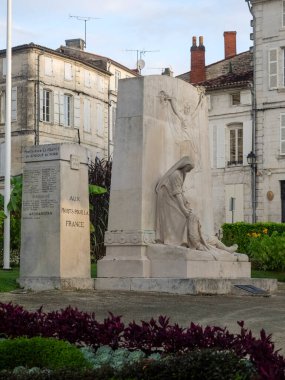 SAINTES, FRANCE - 09 Eylül 2017: Adliye binasının dışındaki savaş anıtı