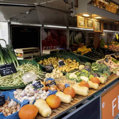 SANTES, FRANCE - SAINTES, FRANCE - 09 Eylül 2017: Fiyat etiketli taze çiğ sebze ve salatalar