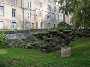 SAINTES, FRANCE - 09 Eylül 2017: şehri çevreleyen Gallo Roma Duvarı 'ndan geriye kalanlar