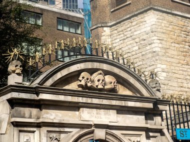 LONDON, UK - 18 AĞUSTOS 2017: Londra 'daki Hart Caddesi' ndeki St. Olave Kilisesi 'nin girişinin üzerindeki kafatasları